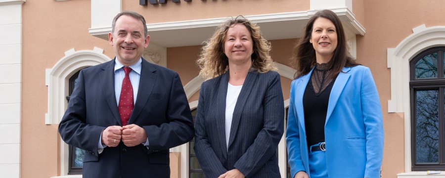  Cindy Hartmann (Ihr Schreibtisch stehtCindy Hartmann (Mitte)  leitet jetzt die Gemeindekasse in Niedernhausen. Hier mit  Bürgermeisterin Lucie Maier-Frutig und Hessens Finanzminister Alexander Lorz.