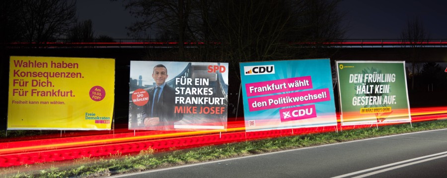 In Frankfurt waren besonders viele Wahlplakate rund um die Kommunalwahlen zu sehen - gewählt wurde insgesamt in 421 Städten und Gemeinden - die Ergebnisse brachten zahlreiche Überraschungen