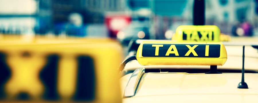 München und Köln führen Mindestpreise für Uber ein – und viele Städte folgen. Warum Kommunen eingreifen, was rechtlich erlaubt ist und wie sich der Taxi-Streit auf Versorgung und Wettbewerb auswirkt.