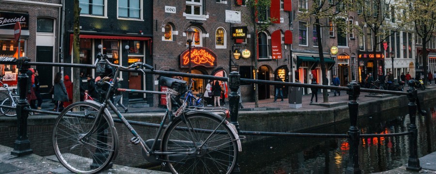 Amsterdam verbietet Werbung für Fleisch und fossile Energie – ein radikaler Schritt der Klimapolitik. Droht ein solches Verbot bald auch in Deutschland? Was das für Kommunen, Wirtschaft und Bürger bedeutet.