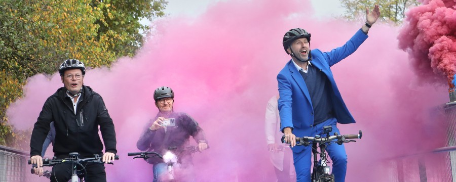 Oberbürgermeister Boris Palmer bei der Eröffnung der beheizbaren Radbrücke West.