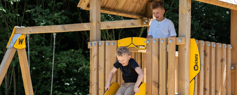 Kinder an Spielgerät