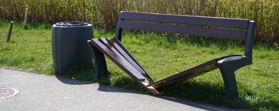 Vandalismus: Kaputte Bank