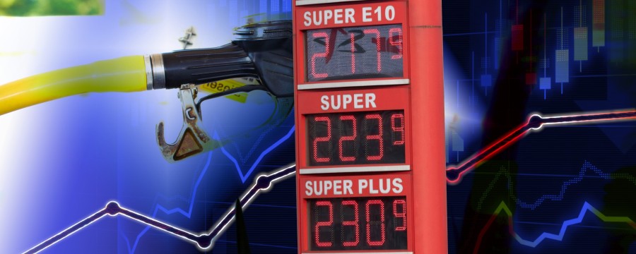 Eine Säule an der Tankstelle zeigt die aktuellen Tankpreise. Die Entlastungsprämie sollte die stark steigenden Preise für Arbeitsnehmer bezahlbarer machen.