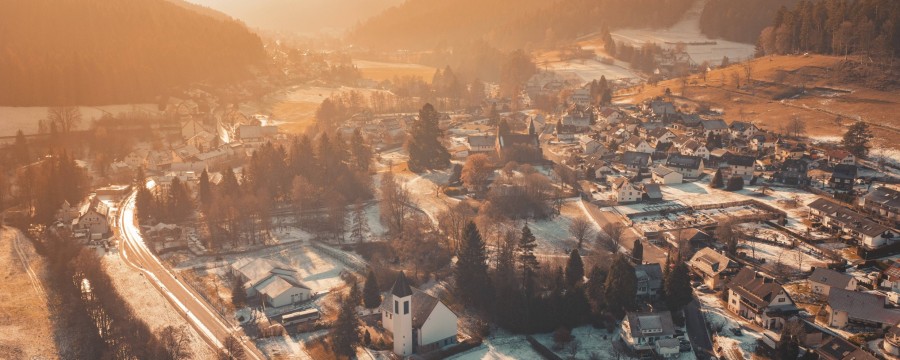 Enzklösterle ist ein beschaulicher Ort im Landkreis Calw, bisher. Nun mischt ein Lamm die Gemeinde im Schwarzwald gehörig auf - tierische Geschichten aus Kommunen 