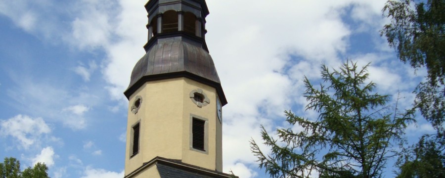 Die Kirche in Dorfchemnitz - in der 1500 Einwohner Gemeinde schien die Welt noch in Ordnung - doch wenige Meter von der Kirche entfernt beginnt der Wahnsinn um einen Radweg