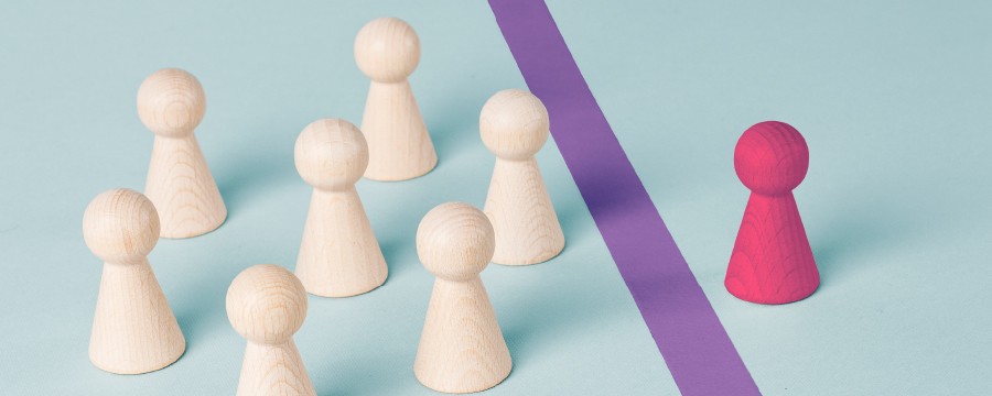 Ausgrenzung am Arbeitsplatz (Symbolbild weiße Spielfiguren und eine rote)