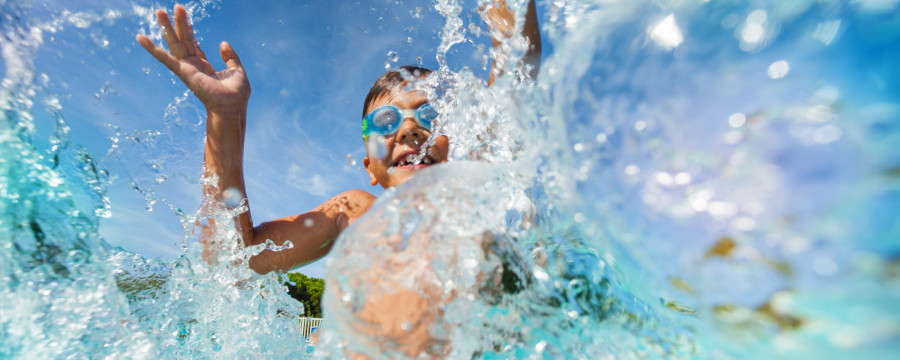 Freibad: Junge im Wasser