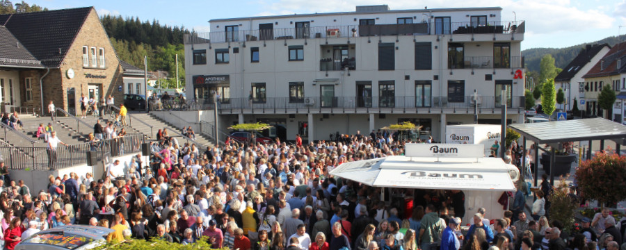 Der Bahnhofsvorplatz in Kall ist zum Treffpunkt für die Gemeinde geworden. 