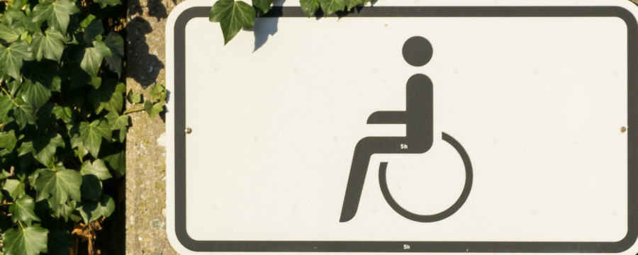 Vor einem Kölner Behindertenwohnheim fehlt ein Behindertenparkplatz. Die Stadt lehnt ab. Was Gerichte entschieden haben und was Kommunen beachten müssen.