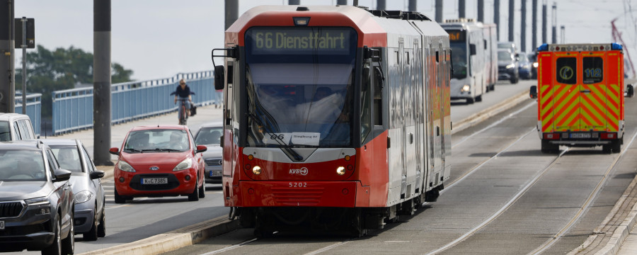Eine Straßenbahn der Kölner Verkehrsbetriebe (KVB) fährt auf der Bonner Kennedybrücke. Über Nacht ist in der Bundesstadt und im Rhein-Sieg-Kreis ein Großteil der Stadtbahnen aus dem Verkehr gezogen worden. 