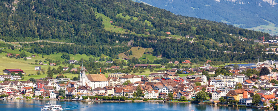 Der Kanton Zug (hier der Ort Arth) in der Schweiz am Zugersee gibt Steuergeld an seine Bürger zurück