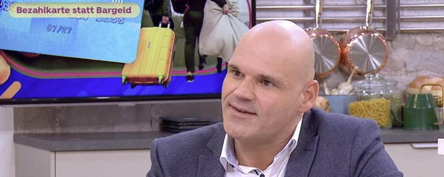 In Sat 1 Morgenmagazin erklärt KOMMUNAL-Chefredakteur den Sinn und die Wirkung der Bezahlkarte für Migranten