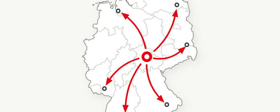 Schlichte helle Deutschlandkarte mit Ländergrenzen; von einem roten Kreis in der Mitte führen rote Pfeile zu mehreren Orten im ganzen Land.