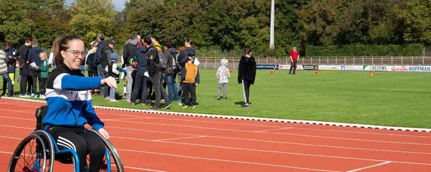 Sportler im Rollstuhl beim Sportfest auf einer Laufbahn
