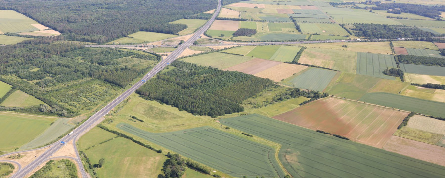 Luftbild der Fläche für das Industrie- und Gewerbegebiet am Autobahnkreuz A2/A39