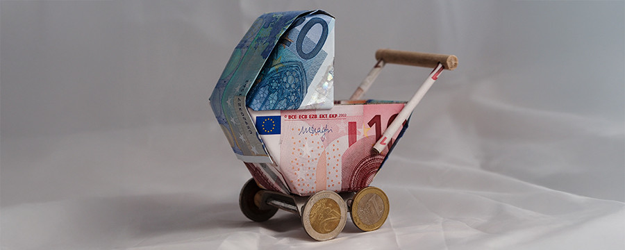Kindergeld Symbolbild Kinderwagen mit Geld