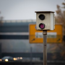 Vater stellt Blitzer-Attrappe auf