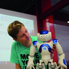 In der Stadtbibliothek Köln können Nutzer mit dem Roboter NAO experimentieren.