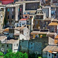 Blick auf die Innenstadt von Mussomeli in Sizilien - viele Häuser in der Innenstadt sind verlassen