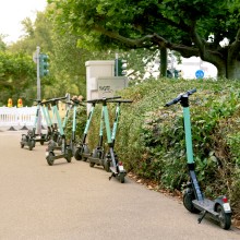 E-Scooter stehen überall herum.