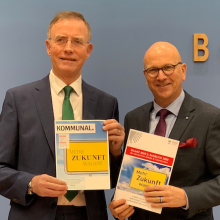 In der Bundespressekonfernz stellten Dr. Uwe Brandl und Dr. Gerd Landsberg vom Deutschen Städte- und Gemeindebund ihren Ausblick für das Jahr 2020 vor - und lobten auch die Kooperation mit der Zeitschrift KOMMUNAL (hier links im Bild die aktuelle Ausgabe) - Thema waren u.a. die Debatte um Windkraftanlagen, Altschulden und der Investitionsstau