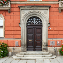 Die Rathaustür der Lessingstadt Kamenz - das Vertrauen in Bürgermeister und Stadträte ist deutschlandweit deutlich gestiegen