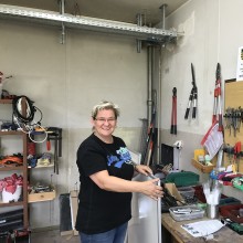 Schulhausmeisterin Kathrin Schumann in ihrer Werkstatt