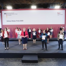 Bundesministerin Giffey mit Kommunalpolitikerinnen bei der Verleihung Helene Weber-Preis