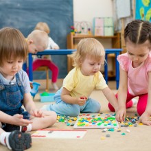 Kinder beim Spielen in der Kita