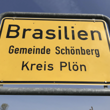 Skurrile Orte haben häufig ein Problem mit Diebstählen von Ortsschildern - so auch Brasilien in Schleswig-Holstein. ein Ort will sich aber nun umbenennen - nicht nur wegen der Diebstähle! 