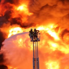 Feuerwehr kämpft gegen Flammen