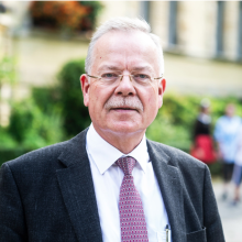 Michael Rudolf vor der Bergius-Schule