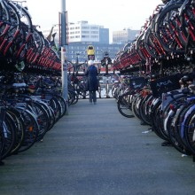 Fahrräder werden immer mehr und kurze Wege in der Stadt häufig mit ihm zurück gelegt. An zentralen Orten gibt dies Aufstaueffekte. Die Lösung kann ein Fahrradparkhaus sein, doch es gibt einiges zu bedenken.