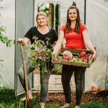 Lisa Grindmayer (inks) und Stephanie Haßelbeck sind auf den Bauernhof ihrer Kindheit zurückgekehrt.