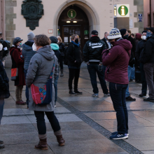 Am Neujahrstag versammelten sich auch am Rathausplatz in Passau zahlreiche Menschen für Corona-Spaziergänge