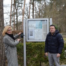 Ilse Dölle, Erste Bürgermeisterin und Alexander Schmidt, Ordnungsamt am Schaukasten im Friedhof Eckenha