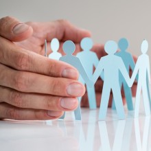 Symbolbild für Genossenschafte: eine Hand und Menschen