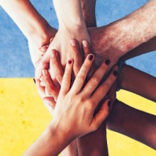 Hände vor Farben der Ukraine