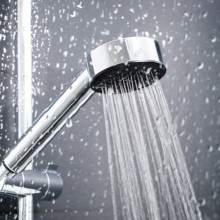 Warmwasser wird in einer ersten Kommune rationiert - Duschen gibt es dort nur noch nach Stundenplan - was Kommunen in der Energiekrise dürfen und was nicht