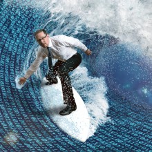 Mann surft auf Digitalisierungswelle