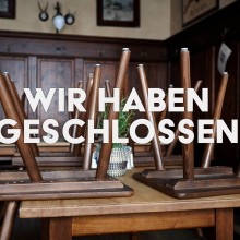 Wirtshaus: Stühle auf den Tischen, Wir haben geschlossen