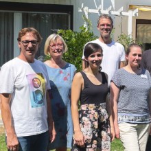Die Projektbeteiligten im Garten des für die Studierenden angemieteten Hauses in Grafenau.