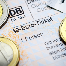 Das 49-Euro-Ticket wird wohl nicht pünktlich starten - die Probleme der Bahn löst es ohnehin nicht, meint Christian Erhardt 