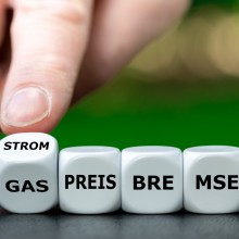 Würfel Gas-Strom- Wärmepreisbremse Symbolbild