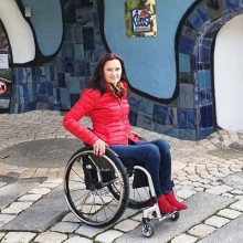 Dritte Bürgermeisterin von Abensberg vor Hundertwasser-KunstHaus