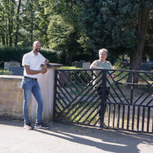 Zwei Bürgermeister vor dem gemeinsamen Friedhof
