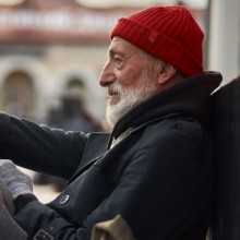 Obdachloser Mann sitz auf der Straße