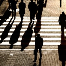 Fußgänger auf Zebrasttreifen 