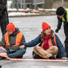 Klimakleber Klimaaktivisten bei Sitzblockade und Polizei
